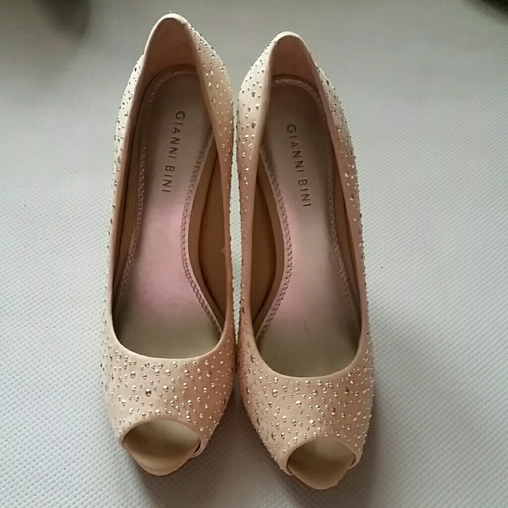 Gianni Bini peep toe nude heels size 9